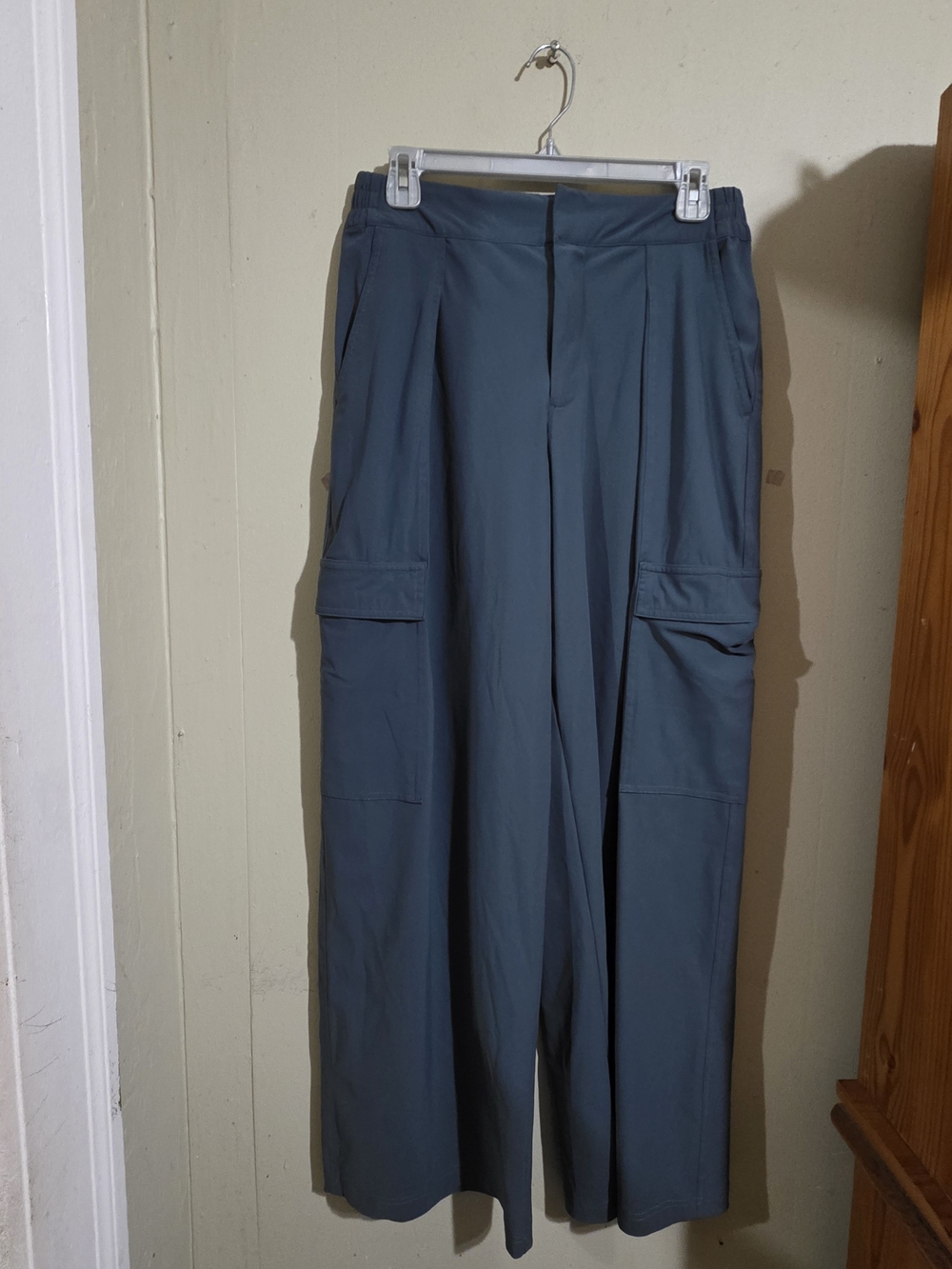 Athleta Wome's Wide-leg Cargo Pants-Blue Size 8 Good Conditions